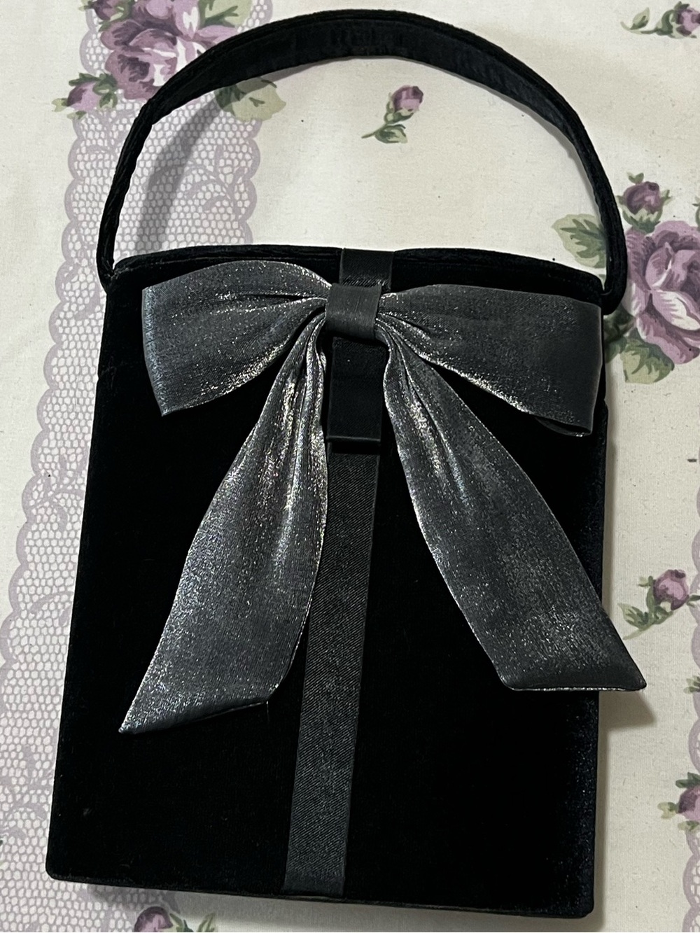 Elegant *Vintage Black Velvet Handbag with Decorative Silver Bow